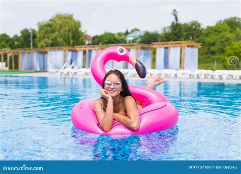 Manierportret Van Een Jong En Sexy Meisje In De Pool Op Een Opblaasbare