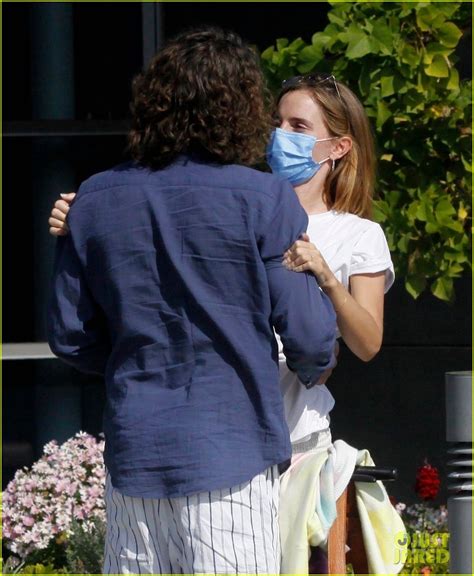 Photo Emma Watson Ring On Finger Injured Leo Robinton 07 Photo