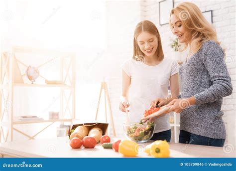 La Mamá Y La Hija Están Cocinando Juntas En La Cocina Foto De Archivo