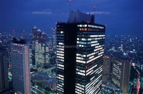 西新宿のビル群の夜景 02350000416 の写真素材イラスト素材アマナイメージズ