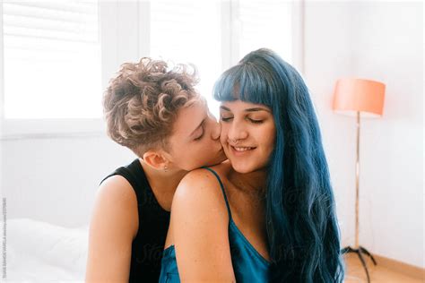 Lesbian Couple Comfortable In Their Bright White Room Del Colaborador