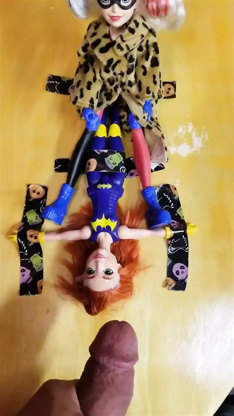 harley quinn fait piéger une chauve souris pour avoir une éjaculation sexy pendant son hommage