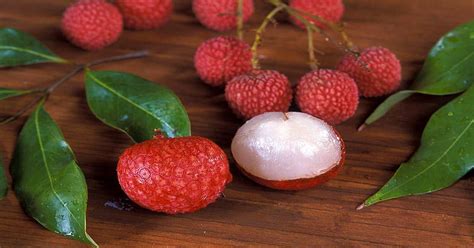 Leci memiliki kandungan antioksidan dan flavonoid yang berperan sebagai antikanker yang efektif untuk. Lima Manfaat Buah Leci untuk Kesehatan : Okezone Lifestyle