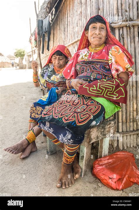 Kuna Indians Of The San Blas Islands Off The Coast Of Panama Stock