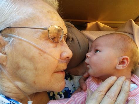 شاهد أب يوثّق لقاء جدته بطفلته الجديدة بصورة مؤثرة عمرها 92 عامًا والحفيدة يومين فقط المصري