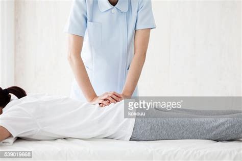 Femme Se Détendre Et Le Dos Sont Priés De Massage Photo Getty Images