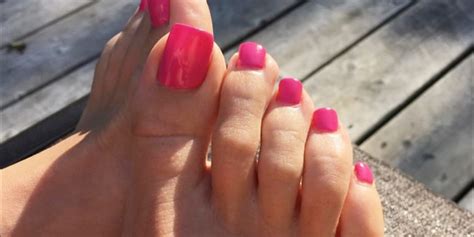 Long Fake Toenails Are Trending And We Cant Really Figure Out Why