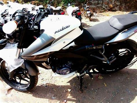 Find specifications, features, colors, mileage, images, videos and compare the pulsar 200ns with and other rivals only at oto. 2017 Bajaj Pulsar 200NS Black And White Variant Spied ...