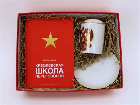 Подарочный набор "Кремлевская школа переговоров. (Бокал с блюдцем Картинка - Подарочный набор "Кремлевская школа переговоров. (Бокал с блюдцем