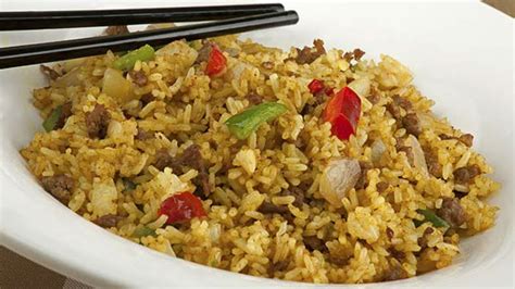 El arroz chino previamente hervido se fríe con guisantes, cebolleta y huevo, y se condimenta con salsa de soja. Cómo cocinar arroz frito Teriyaki - YouTube
