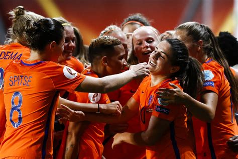 Historisch Oranje Leeuwinnen In Finale Ek Na Winst Op Engel De