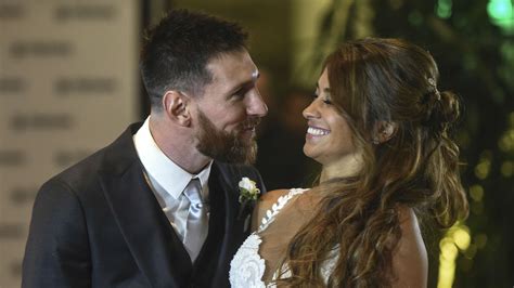 Video Lionel Messi And New Wife Antonella Roccuzzo Share A Kiss On The