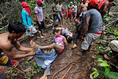 FOTO Un trib brazilian i a bătut şi pus pe fugă pe cei care defrişează ilegal pădurea amazoniană