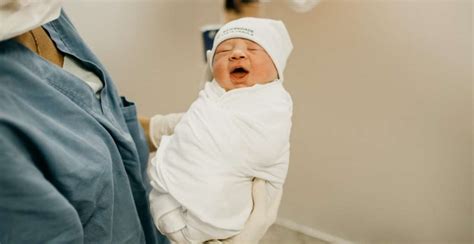 Cara Azan Bayi Baru Lahir Yang Betul Bakal Papa Perlu Tahu