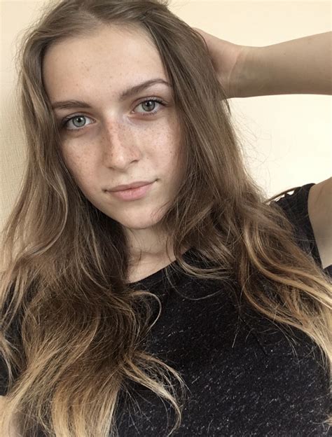 would you date a green eyed girl with freckles sexy sexy