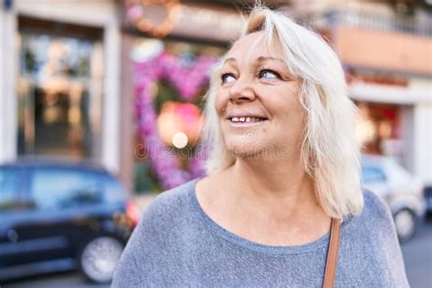 Mujer Rubia De Mediana Edad Sonriendo Segura De Pie En La Calle Foto De Archivo Imagen De