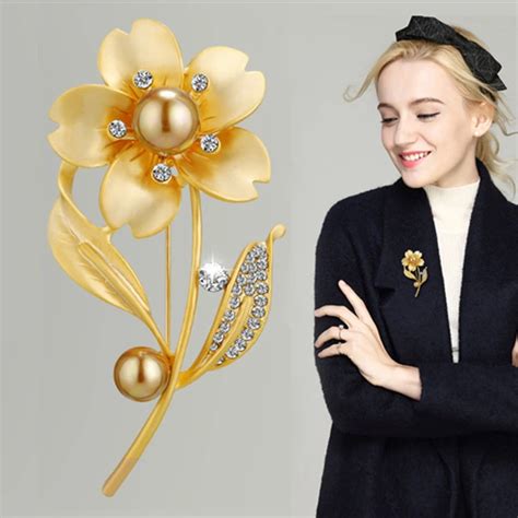 Fashion Gold Color Flower Pattern Crystal Brooch Lapel Pins For Women