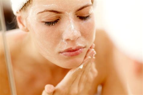 Maka itu, krim scrub buat badan biasanya memiliki tekstur yang lebih kasar dan tebal dibandingkan scrub wajah. Bolehkah Menggunakan Scrub Badan untuk Wajah?