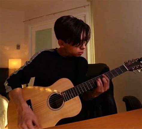 Pin De Marixwd En Aidan Gallagher Tocar La Guitarra Guitarras