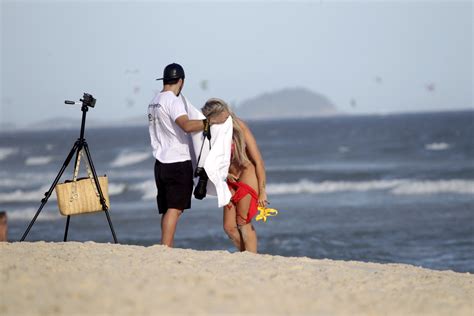 Ops Veridiana Freitas Flagrada Trocando De Roupa Em Plena Praia No Rio Fotos Em Famosos Ego