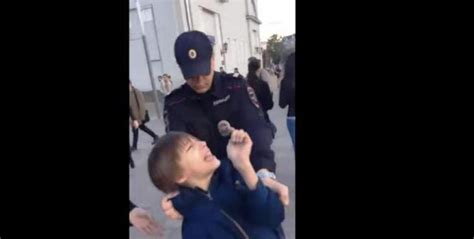 Video Policía Rusa Se Lleva A Un Niño A Rastras Por Recitar Poesía