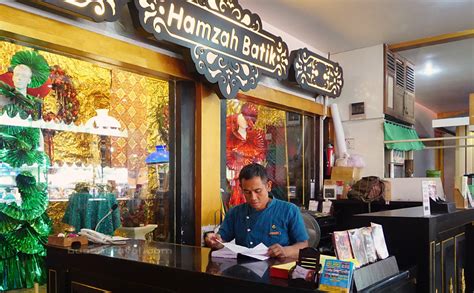 After a five year stint with the firm, he joined messrs khaled mutang chan & lim in 1992 as a partner, and. One Stop Shopping di Yogyakarta: Hamzah Batik Malioboro ...