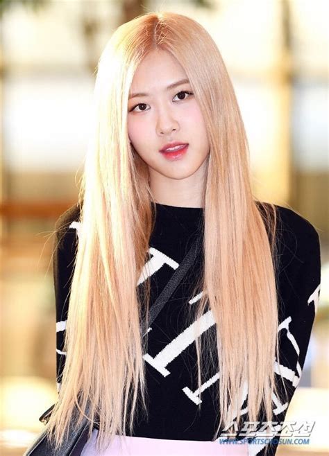 Suhyun opened with the first verse as rosé, off to the side, studied the lyrics off of her phone moments before her shining moment. Rosé BLACKPINK Attends VALENTINO Fashion Event in China