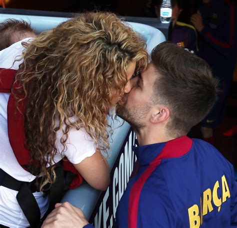 Слушать песни и музыку shakira онлайн. Shakira and Gerard Piqué kiss during the match. | Shakira ...