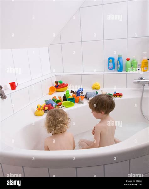 kleine kinder spielen in der badewanne stockfotografie alamy