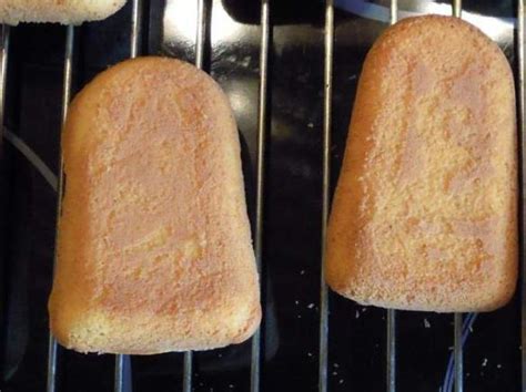 · kuchen am stiel mit schokolade überzogen, mit schokostreuseln, schokoperlen und schokolinsen dekoriert. Kuchen am Stiel von Supermitschies. Ein Thermomix ® Rezept ...
