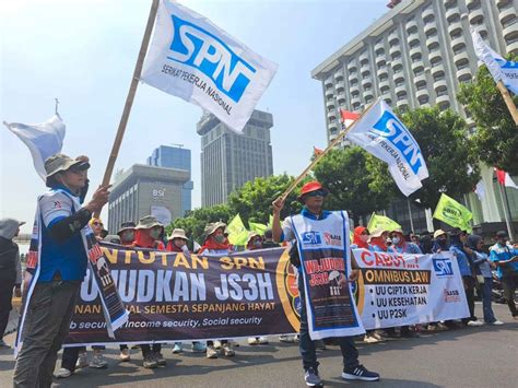 Gelar Demo Akbar Ribuan Buruh Kepung Gedung Ilo Thamrin