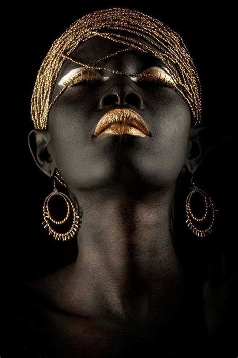 Фото Красивая гламурная негритянка с закрытыми глазами и с сережками