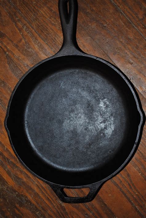 How To Season Or Re Season A Cast Iron Skillet Delishably