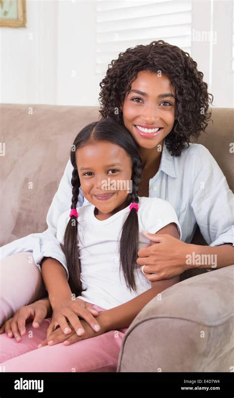 Hübsche Mutter Mit Ihrer Tochter In Die Kamera Lächeln Auf Der Couch