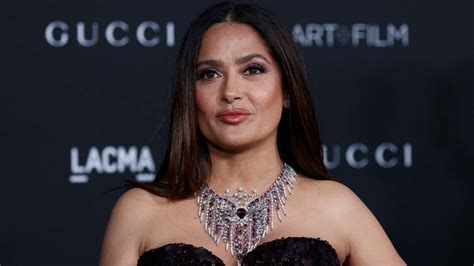 Salma Hayek Deslumbra En Redes Sociales Con Foto En Bikini Y Sin Maquillaje Uno Tv