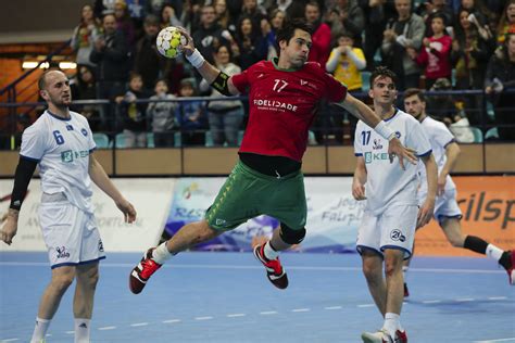 Olha cabeça, olha cabeça, olha cabeça do tripeirão que foi po dragão. Portugal goleia Kosovo, na corrida ao 'play-off' de acesso ...
