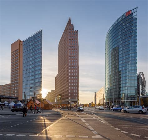 Vi rekommenderar att du bokar rundturer i potsdamer platz i förväg för att säkra din plats. Potsdamer Square in Berlin 3850x3669OS (by Tuxyso ...