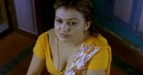Sona Heidens Hot Seductive Scene In Yellow Saree From Pathu Pathu Movie