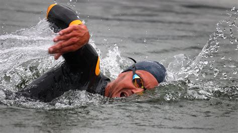 Triathlon Jan Frodeno Trotz Sturz Und Dauerregen Zu Neuem Weltrekord