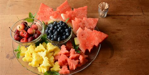 I love fruit trays, and if you are going to go through the work of washing fruit for the guests, then why not admit that this presentation makes these trays adorable. Christmas fruit platter - Heart Foundation