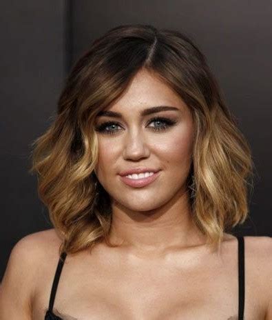 مرت سنة وجت سنة وراحت سنين وبتجي سنين وحبك بقلبي محفوظ في كل آن وحين وكل عام وإنت بخير يارب آمين. قصات شعر قصيرة للوجه السمين