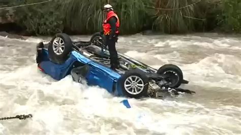 Carretera Central Un Muerto Y Tres Desaparecidos Tras Ca Da De Miniv N