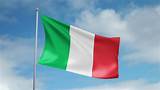 È un vessillo di libertà, di una libertà conquistata da un popolo che si riconosce unito, che trova la sua. Seamless Looping High Definition Video Of The Italian Flag Waving On A Flag Pole With Luma Matte ...