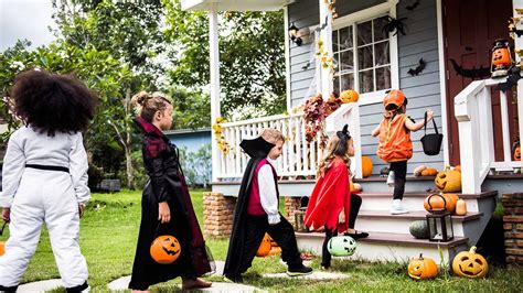 Halloween Is It Safe To Trick Or Treat With Your Kids In The Covid 19