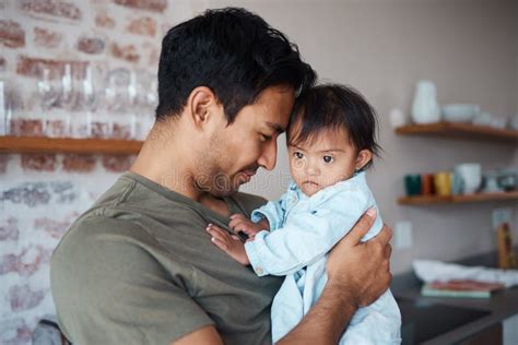 Padre Bebé Y Amor Mientras Se Une Y Comparte Un Momento Precioso Entre