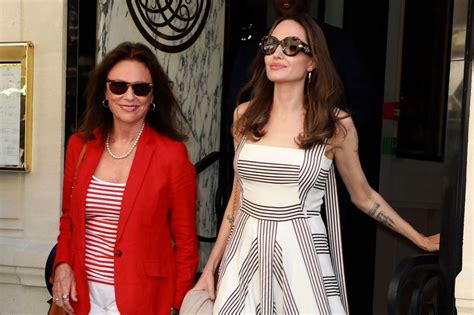 Angelina Jolie Sublime égérie à Paris Avec Sa Marraine Jacqueline Bisset