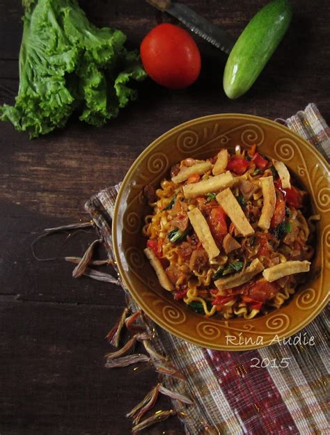 Haluskan tahu, campur semua bahan dan bumbu kecuali daun salam. Mie Goreng Tahu Bumbu Tauco Pedas - DapurManis