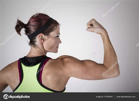 Belle Femme Musclée Forte Fléchissant Ses Biceps Et Muscles Des Bras