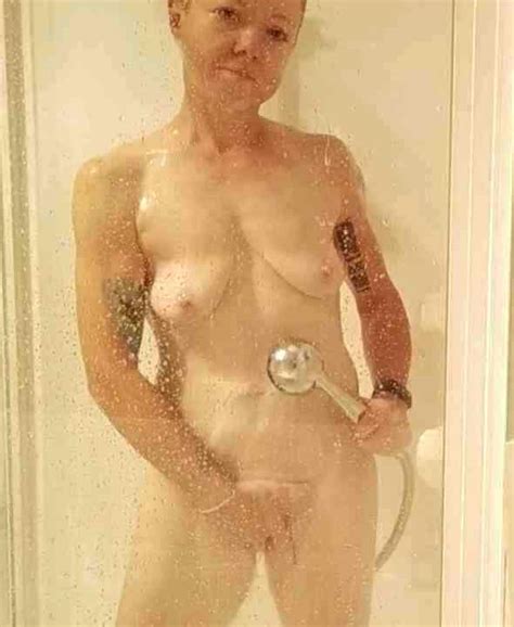 seksi olgun kadın duşta kendini açar xhamster