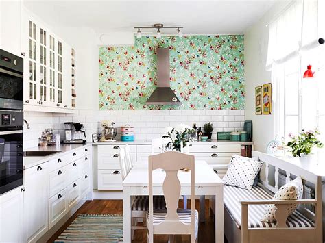 25 Chic Wallpaper Ideas For Your Kitchen